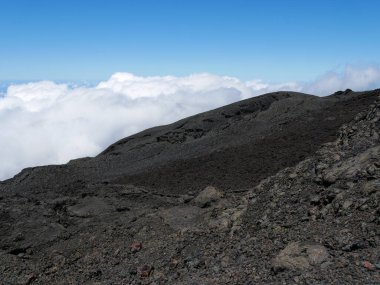 Bulutların tepesinde lav akıntıları Dolomieu Krateri 'ne, Fournaise volkanı' na, Fransa 'da buluşmaya gidiyor.