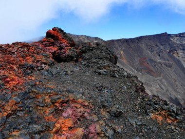 Dolomieu kraterinde kırmızı ve siyah volkanik kaya, piton de la Fournaise, Buluşma