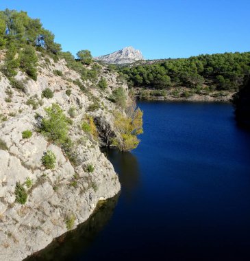 Fransa 'nın Zola Barajı gölünden Aix en Provence yakınlarındaki Sainte Victoire Dağı
