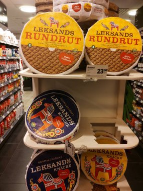 Stockholm, İsveç - 19 Eylül 2014: Süpermarket rafında İsveç usulü çıtır ekmek, tipik İsveç ekmeği