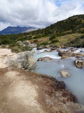 Ushuaia 'da laguna esmeralda yürüyüş yolu, buzlu beyaz göl.