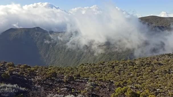 云雾笼罩在火山群山的上空靠近雷布森陨石坑 热带天气 — 图库视频影像