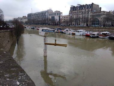 Paris, Ile de France, Fransa - 27 Ocak 2018: Bastille, Paris 'teki Arsenal limanında Seine Nehri taşkınları