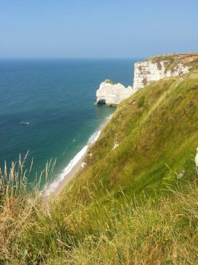 Normandiya 'daki Alabaster kıyıları, Fransa' nın Etretat ve Yport arasındaki beyaz tebeşir kayalıkları. Saf beyaz kireçtaşı kayalıkları manzarası