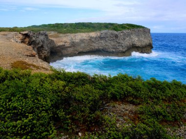 Grande Terre 'nin kuzeyindeki sahil kayalıkları Porte d' enfer, Anse Bertrand, Guadeloupe yakınlarında. Fransız Batı Hint Adaları 'nın tropik manzarası