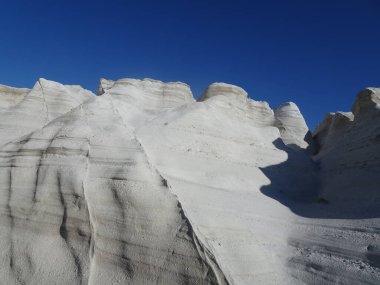 Milos volkanik adasındaki Sarakiniko sahillerindeki ay beyaz kayaları, sünger taşı kayalıkları, Yunan kayalıkları.