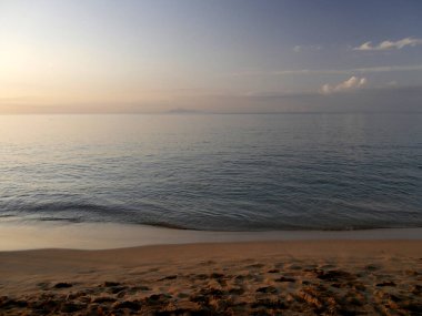 Okyanustaki ufuk gün batımında sahilden görülür, Karayip rüyası manzarası