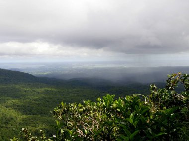 Guadeloupe tepelerine yağmur yağıyor. Traversee güzergahından, Basse Terre 'den görünüyor.