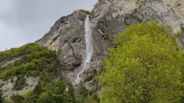 Sallanches, Haute Savoie 'de Cascade d Arpenaz, ilkbaharda, Fransa' nın en yüksek dikey şelalelerinden biri, yatay HD video.