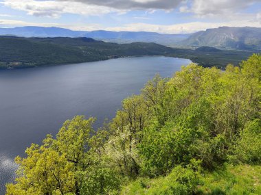 Chambotte 'deki Bourget Gölü' nün panoramik manzarası, Haute Savoie 'de, baharda Fransız Alpleri.