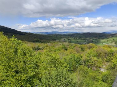 İlkbaharda Entrelacs, Haute Savoie 'deki orman ve kırsal alan. Fransız Alpleri kırsalında