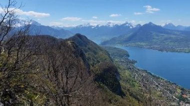 Haute Savoie 'deki Annecy Gölü bölgesinde Fransız Alp Dağları ve HD video ile Baron' un ikonik yürüyüş noktası üzerinde manzara.