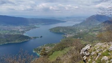 Annecy Gölü, Panorama peyzajı. İlkbaharda Haute Savoie, Fransa 'da Forclaz' da gözcülük yaparken çekilmiş.