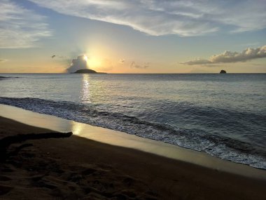 Sainte Rose, Guadeloupe, Basse Terre 'deki Kahouanne Adası' nda gün batımını izlemek rahatlatıcı bir plaj manzarası. Idyllic Karayip tatil beldesi