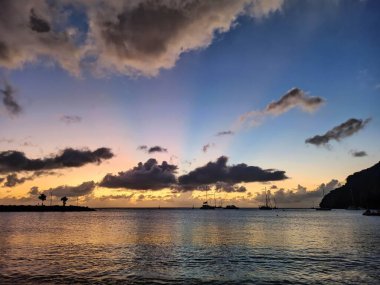 Karanlık çöktüğünde gökyüzünün son ışığı. Karayip Denizi üzerinde ufuk çizgisi olan kumsalda..