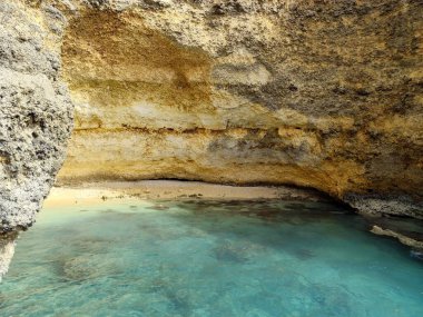 Anse Bertrand 'ın kuzeyindeki Anse Castalia' nın gizli körfezi turkuaz deniz suyu ve manzaralı Guadeloupe.