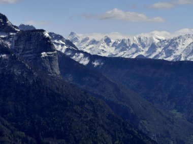 Mont Baron Gözlemevi 'nden Pointe Percee ve Mont Charvet zirvesiyle birlikte görünen alp manzarası. Fransız Alplerinde baharda karlı dağ sıraları