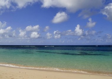 Turkuaz göllü cennet tropikal plajı, denizin üstünde ufuk çizgisi, güneşli hava ve kum. Sainte Anne, Guadeloupe 'da fotokopi alanı olan Idyllic Antillan plajı.