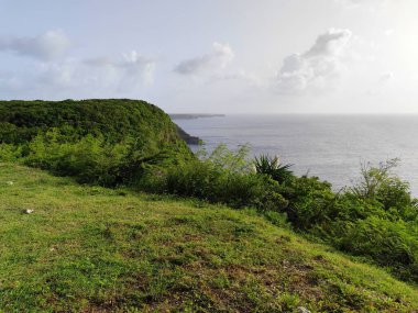 Grande Terre 'nin kuzey kıyısı, Pointe de la Grande Vigie, Anse Bertrand, Guadeloupe. Güneş ışığındaki manzara manzarası