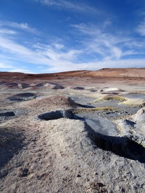 Sol de Manana, Bolivya, Güney Amerika 'da çukurları ve kraterleri olan çorak bir çöl. Güneş ışığında jeotermal park.