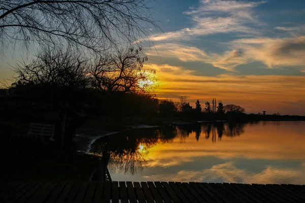 Gölün Üzerinde Gün Batımı Akşam Gökyüzü — Stok fotoğraf
