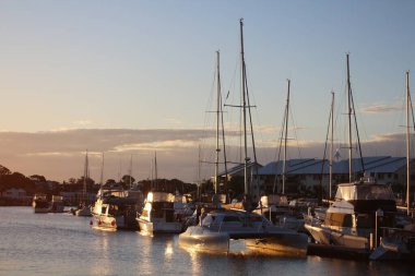 gün batımında yatlar 