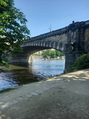 Prag şehrindeki köprünün manzarası