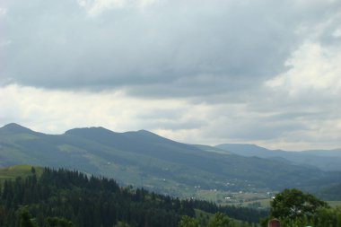 Yazın dağların güzel manzarası