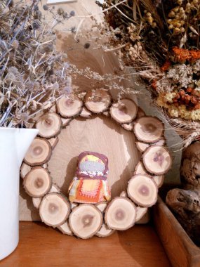 Kumaş ve kurumuş çiçeklerden yapılmış bir bebek kompozisyonu, Ukrayna kültürü