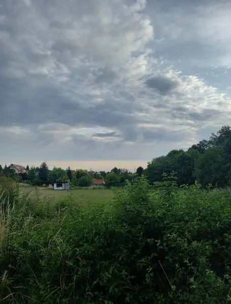 Gölün güzel manzarası, sabah, gün doğumu.