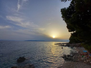 Denizin üzerinde güzel bir gün batımı