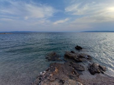 Arka planda güzel bir deniz kıyısı