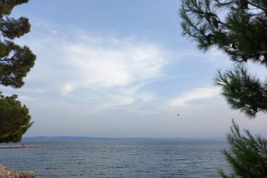 Sakin deniz manzaralı güzel deniz manzaralı, bulutlu gün ve mavi gökyüzü.