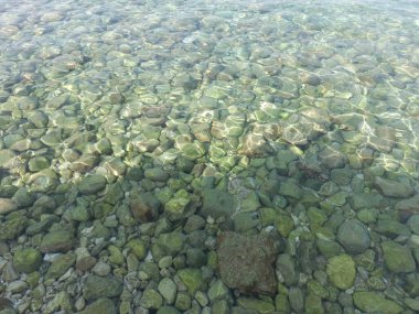 Dalgalar ve mavi gökyüzü ile güzel deniz yüzeyi