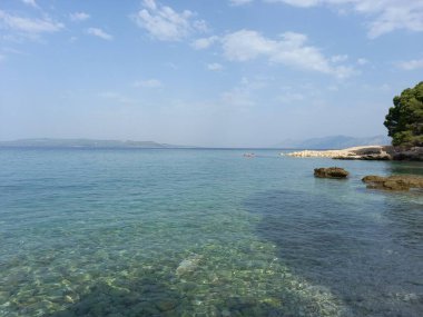 Mavi gökyüzü ile güzel deniz