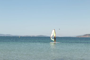Donmuş rüzgar sörfü okyanusta