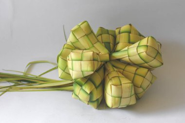 Ketupat resmi beyaz arka planda, ketupat geleneksel bir yemektir.