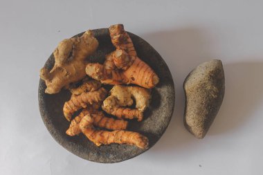 Beyaz arkaplan ile lezzetli geleneksel baharatların yakın görünümü