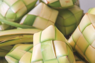 Hindistan cevizi yapraklarından yapılmış taze ketupat kabuğu, basit bir yakın çekim veya makro fotoğraf.