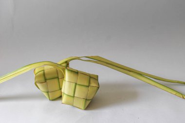 Boş beyaz arkaplan ile ketupat resim