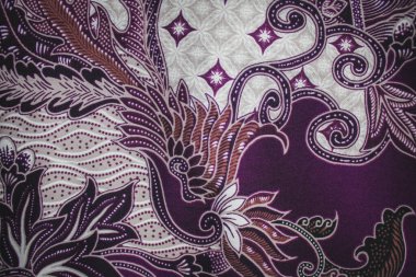 Renkli ve kaliteli kumaşlı güzel batik deseni, yakın çekim kıyafet fotoğrafçılığı.