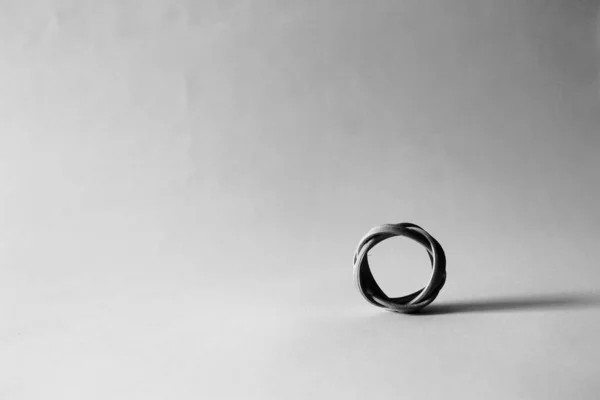 Czarno Biały Obraz Pierścienia Rattanowego Cieniem Białym Tłem — Zdjęcie stockowe