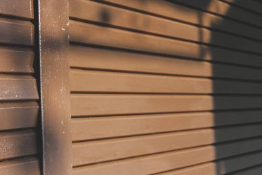  Kahverengi yuvarlak kapılı ve gölgeli bir resim