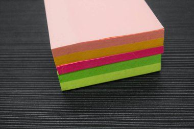 Renkli gönderi yığını notlar, masadaki notların resmini kapat