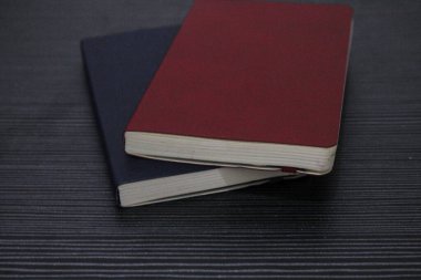 Masadaki not defterlerinin resmini kapat