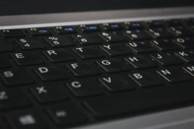 Bilgisayar klavyesinin resmini kapat