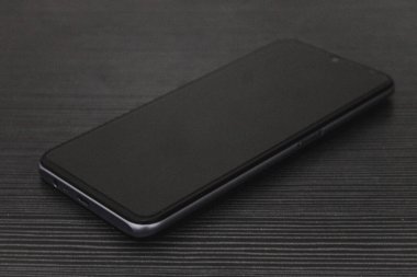 Ahşap arka planda Siyah Cep Telefonu