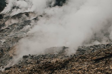 Dağdaki kraterin güzel manzarası, duvar kağıdı, arkaplan ve diğer şeyler için uygun doğa manzarası.