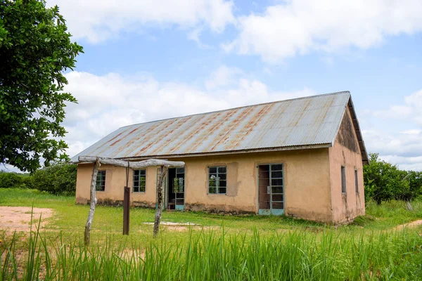 Afrika Kırsal Topluluğundaki Yerel Kilise Binası Mavi Gök Bereketli Bitkilerle — Stok fotoğraf