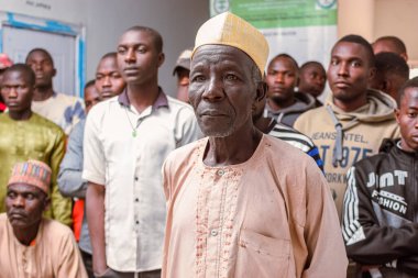 Edo Eyaleti, Nijerya - 10 Ağustos 2021: Afrikalılar Kırsal bir Toplulukta Sıraya girip Ücretsiz Tıbbi Bakım ve Dikkat Bekliyor